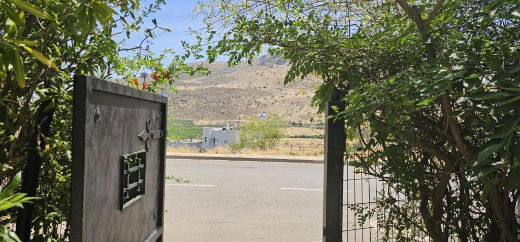 Villa נופש דביר - סוויטות מהממות ובקתה כפרית עם ג'קוזי ליד הכנרת - יש מקלט צמוד Migdal Exterior foto