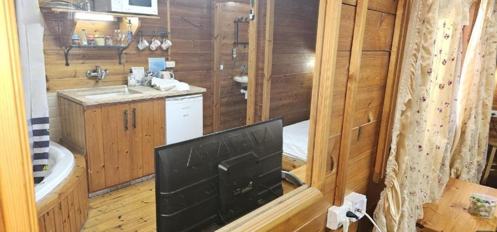 Villa נופש דביר - סוויטות מהממות ובקתה כפרית עם ג'קוזי ליד הכנרת - יש מקלט צמוד Migdal Zimmer foto