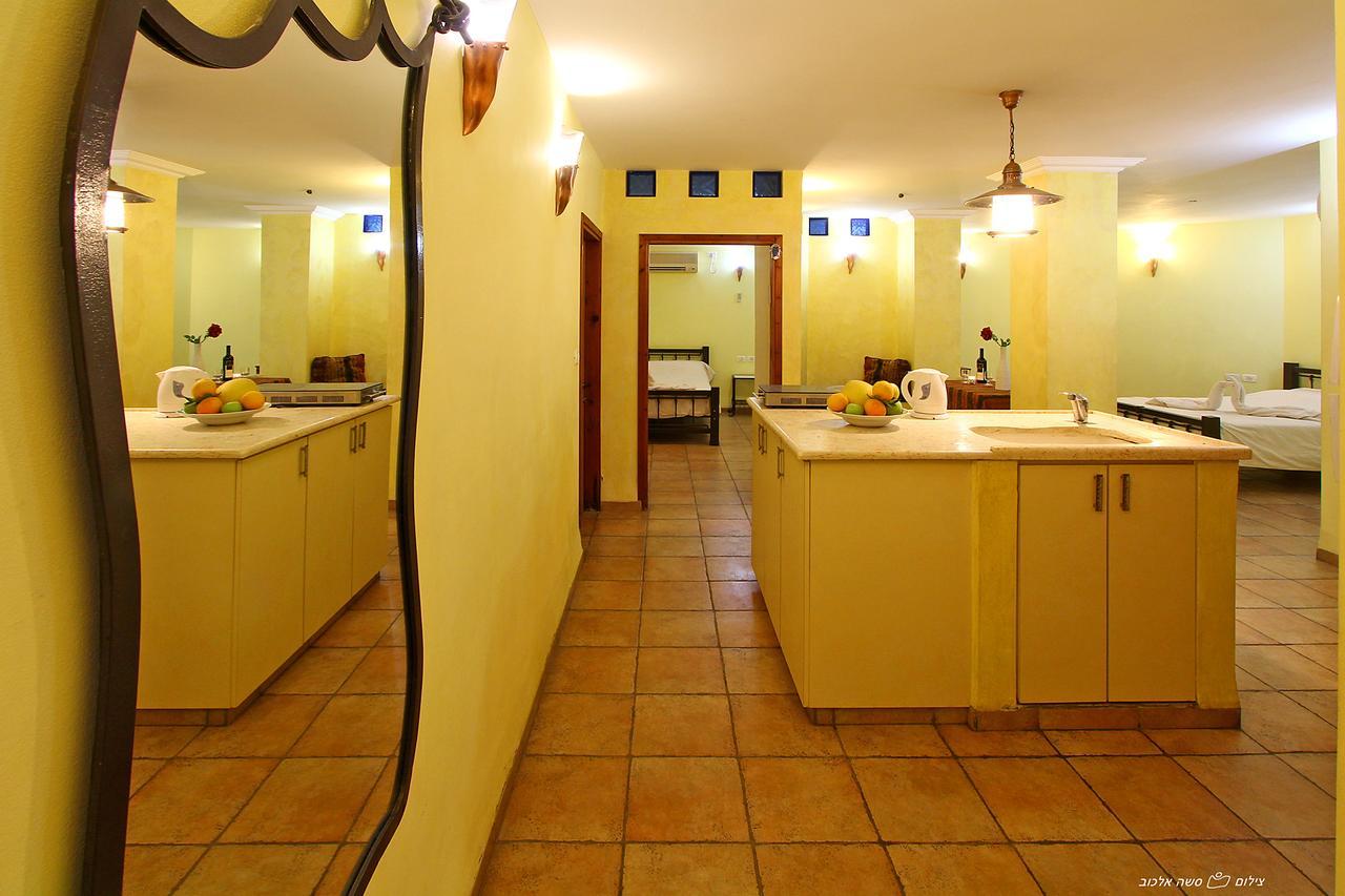 Villa נופש דביר - סוויטות מהממות ובקתה כפרית עם ג'קוזי ליד הכנרת - יש מקלט צמוד Migdal Exterior foto